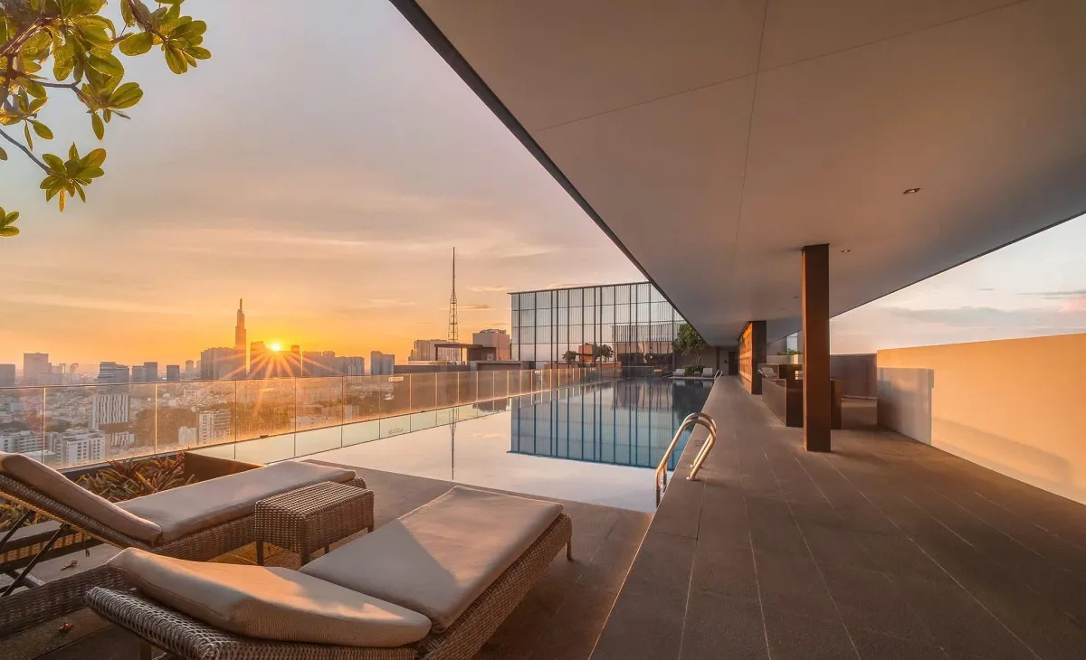 Hồ bơi tràn bờ tầng thượng The Marq Quận 1 nhìn về Landmark 81