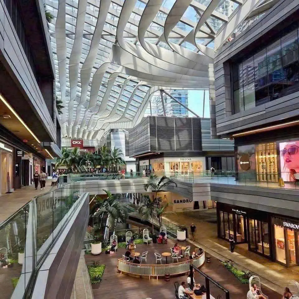 Không gian mua sắm trong trung tâm thương mại The Global City